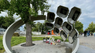 Das Mahnmal vor dem OEZ in München erinnert an die neun Opfer des Attentats. Das Mahnmal vor dem OEZ in München erinnert an die neun Opfer des Attentats.