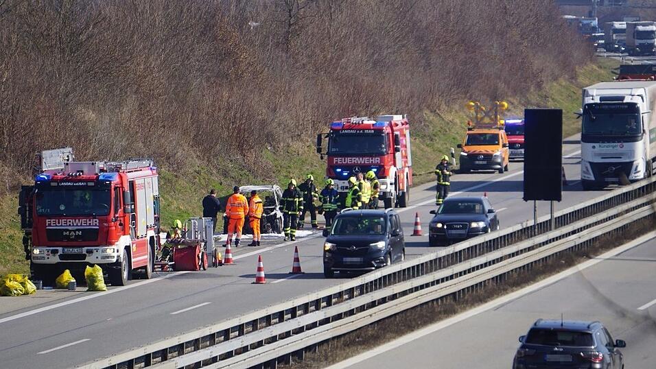 Der Fahrer konnte das Auto auf dem Standstreifen zum Stehen bringen, wo es komplett ausbrannte.