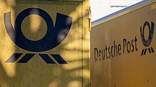 Das gute alte Posthorn, das Logo der Deutschen Post - hier an Lastwagen, die vor einem K&ouml;lner Briefzentrum parken.