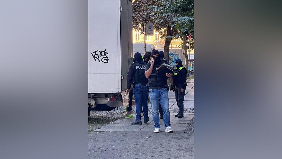Bei den Razzien sind auch Spezialkräfte der Polizei im Einsatz. Bei den Razzien sind auch Spezialkräfte der Polizei im Einsatz.