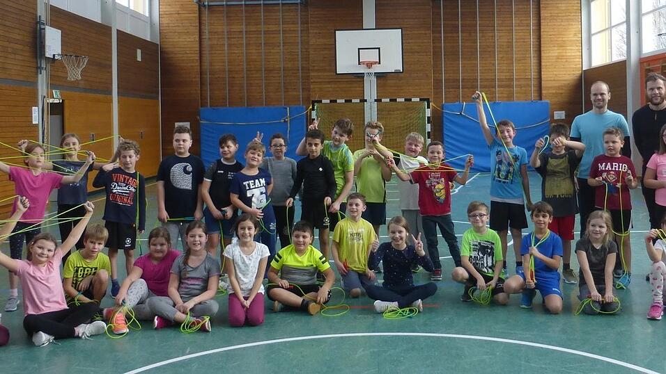 Die Drittkl&auml;ssler mit P&auml;dagoge Tim Sch&uuml;lke und Trainer Thomas Klein (hinten 2.v.r.).