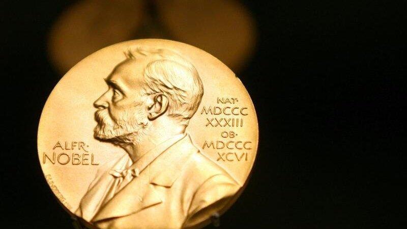 Eine Medaille mit dem Konterfei von Alfred Nobel ist im Nobel Museum zu sehen.