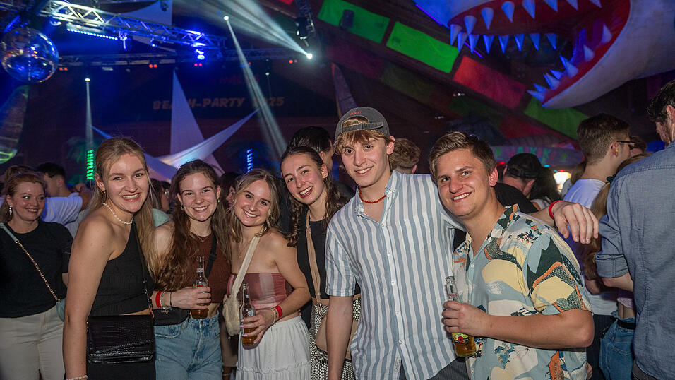 Die besten Bilder vom Samstag zeigen Tanzen und jede Menge Spaß. Die besten Bilder vom Samstag zeigen Tanzen und jede Menge Spaß.