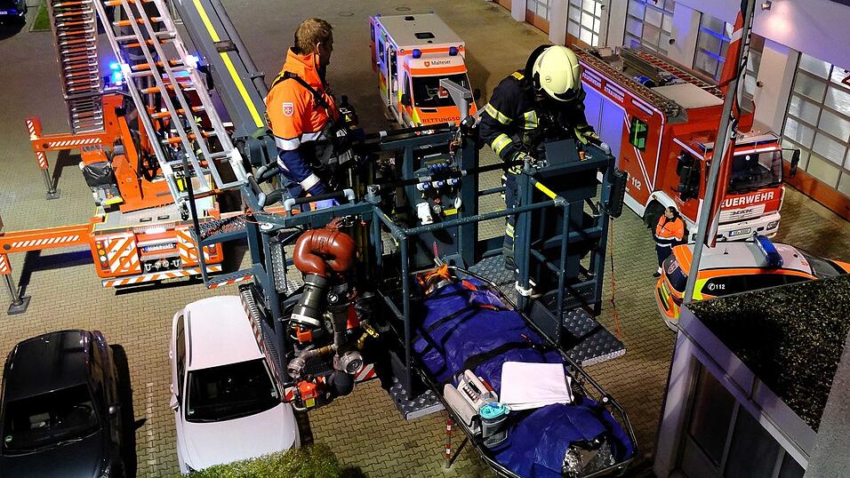 Bei der Übung wird mit hundert Helfern von Feuerwehr und Rettungsdienst, sowie 13 Einsatzfahrzeugen der Ernstfall geprobt. (Symbolbild) Bei der Übung wird mit hundert Helfern von Feuerwehr und Rettungsdienst, sowie 13 Einsatzfahrzeugen der Ernstfall geprobt. (Symbolbild)