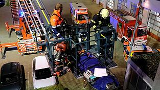 Bei der Übung wird mit hundert Helfern von Feuerwehr und Rettungsdienst, sowie 13 Einsatzfahrzeugen der Ernstfall geprobt. (Symbolbild) Bei der Übung wird mit hundert Helfern von Feuerwehr und Rettungsdienst, sowie 13 Einsatzfahrzeugen der Ernstfall geprobt. (Symbolbild)