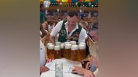 Philipp Berger 'in Action' beim Bedienen im Schützenfestzelt.