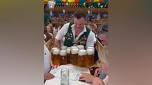 Philipp Berger 'in Action' beim Bedienen im Schützenfestzelt.