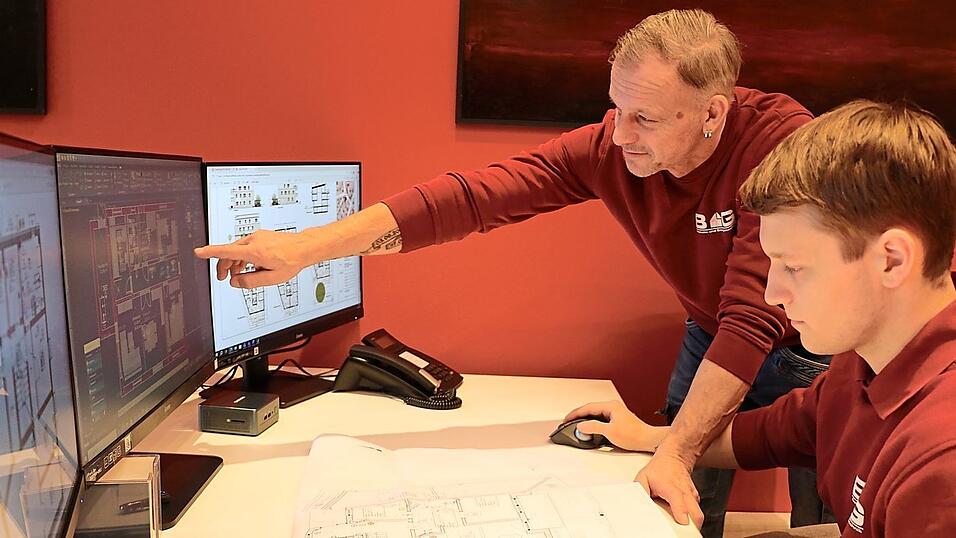 Alexander und Timo Gr&uuml;nleitner sichten Pl&auml;ne f&uuml;r neue Heizungsanlagen. Die Planung und Beratung ist mittlerweile ein sehr wichtiger Teil der Arbeit geworden.