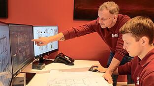 Alexander und Timo Gr&uuml;nleitner sichten Pl&auml;ne f&uuml;r neue Heizungsanlagen. Die Planung und Beratung ist mittlerweile ein sehr wichtiger Teil der Arbeit geworden.