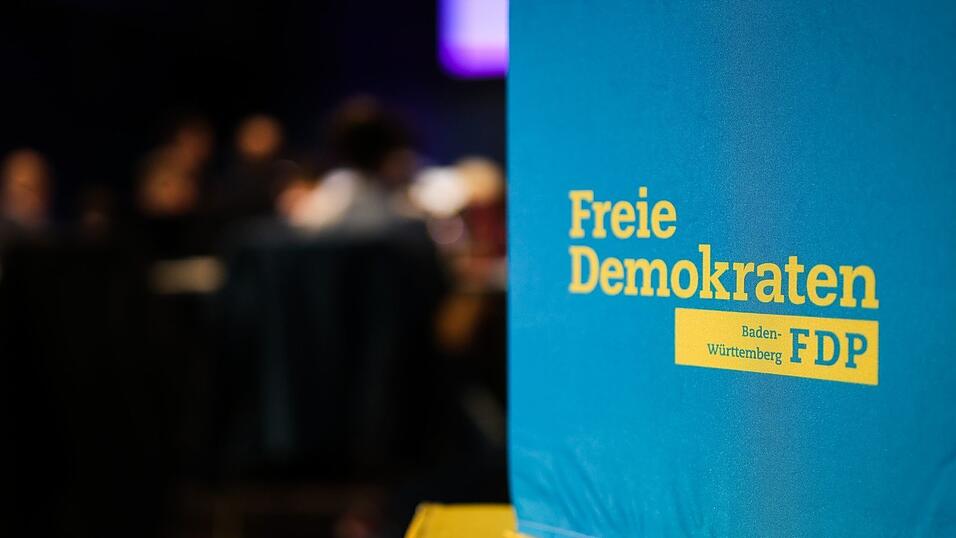 Das Logo der FDP Baden-W&uuml;rttemberg ist w&auml;hrend des Landeshauptausschusses der FDP Baden-W&uuml;rttemberg auf einem Sitzw&uuml;rfel zu sehen.