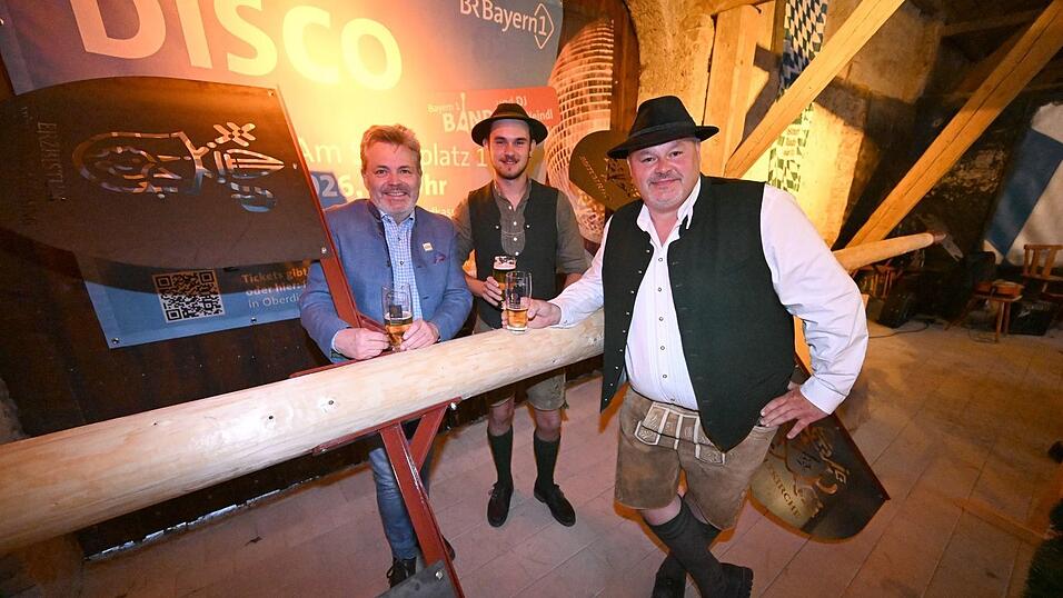 Der Baum ist mit ganz besonderen Schildern verziert: Sie zeigen in Cortenstahl gelasert die Logos kirchlicher Institutionen.