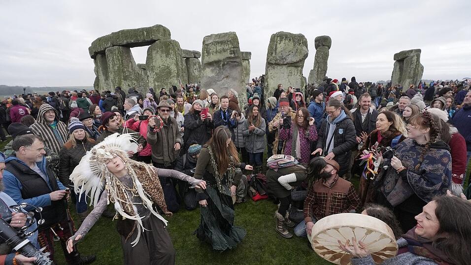 Jahr für Jahr wird am Monument Stonehenge die Wintersonnenwende gefeiert. Jahr für Jahr wird am Monument Stonehenge die Wintersonnenwende gefeiert.