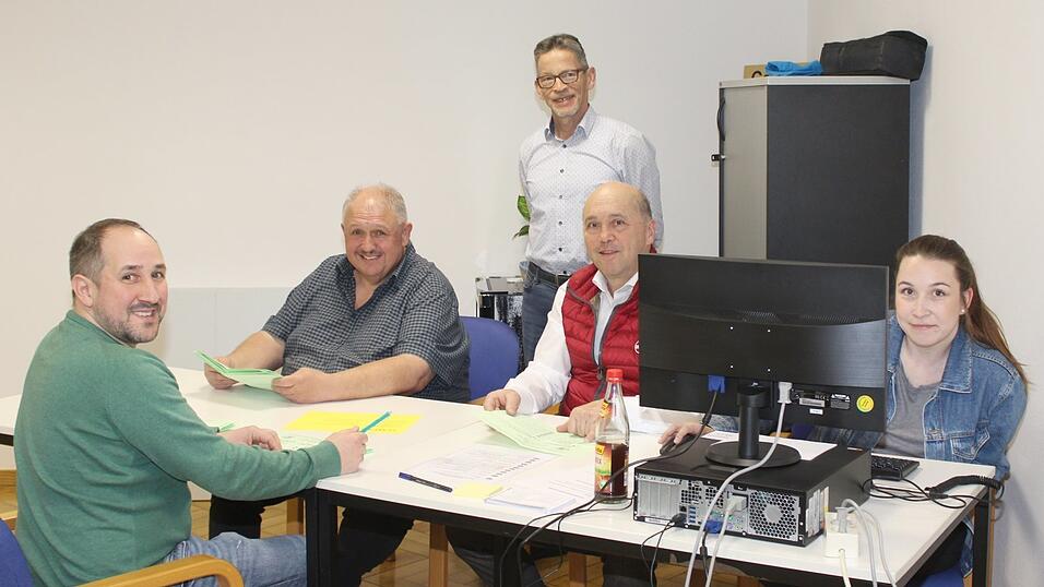 In Anwesenheit von Wahlleiter Gerhard Geiselhart (im Hintergrund) wurden im Gleißenberger Rathaus die Wählerstimmen ausgezählt. In Anwesenheit von Wahlleiter Gerhard Geiselhart (im Hintergrund) wurden im Gleißenberger Rathaus die Wählerstimmen ausgezählt.
