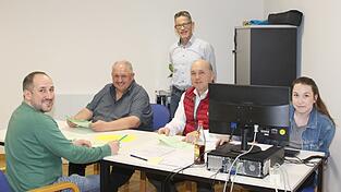 In Anwesenheit von Wahlleiter Gerhard Geiselhart (im Hintergrund) wurden im Glei&szlig;enberger Rathaus die W&auml;hlerstimmen ausgez&auml;hlt.