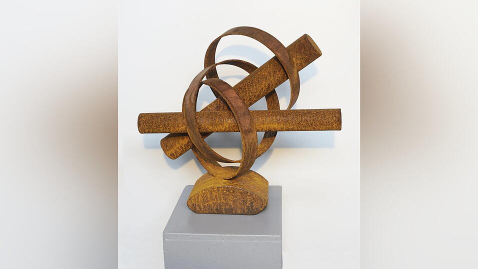Seit einiger Zeit experimentiert Roland Mayer, der vor allem mit Stein und Holz gearbeitet hatte, mit Stahlskulpturen.