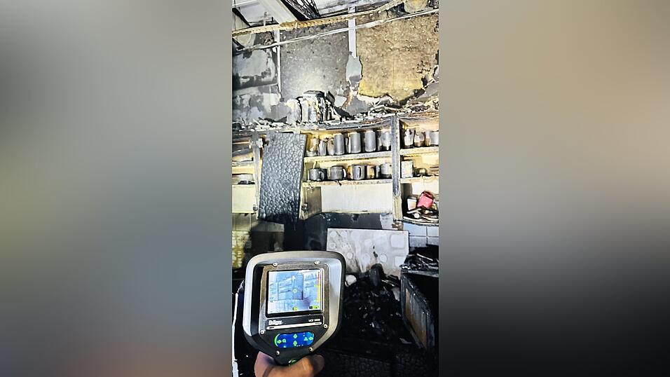 Mit Wärmebildkameras suchte man nach Glutnestern. Mit Wärmebildkameras suchte man nach Glutnestern.