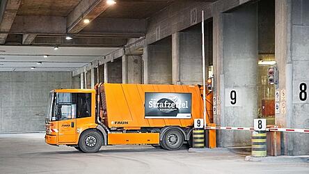 Ein oranger Lkw bringt M&uuml;ll aus M&uuml;nchen. T&auml;glich kippen 400 Fahrzeuge hier ihre Ladung ab.