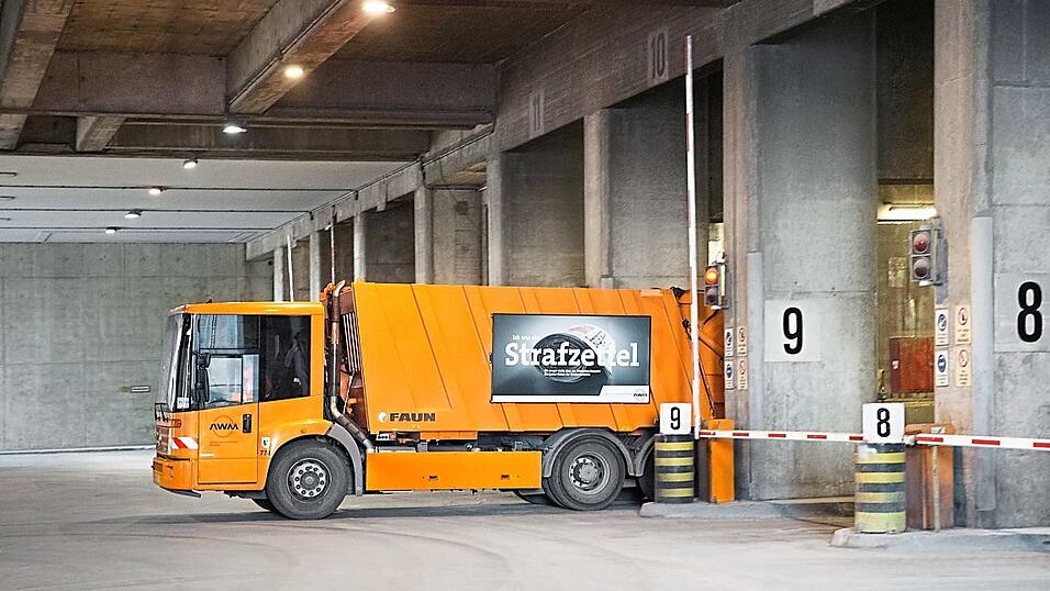 Ein oranger Lkw bringt M&uuml;ll aus M&uuml;nchen. T&auml;glich kippen 400 Fahrzeuge hier ihre Ladung ab.