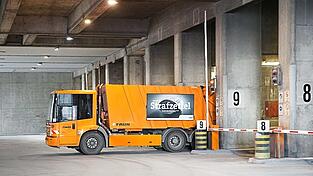 Ein oranger Lkw bringt M&uuml;ll aus M&uuml;nchen. T&auml;glich kippen 400 Fahrzeuge hier ihre Ladung ab.