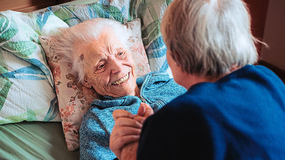 Mathilde Rebensburg (l.) und Iris Zobel. Zobel steht Rebensburg als Hospizbegleiterin zur Seite und besucht sie wöchentlich. Wenn die beiden Frauen zusammen sind, lachen sie viel und weinen auch manchmal. Mathilde Rebensburg (l.) und Iris Zobel. Zobel steht Rebensburg als Hospizbegleiterin zur Seite und besucht sie wöchentlich. Wenn die beiden Frauen zusammen sind, lachen sie viel und weinen auch manchmal.
