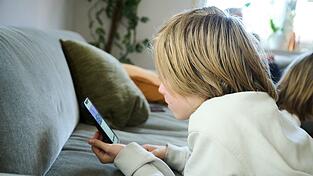 In Dänemark sollen Jugendliche erst mit 15 Zugang zu sozialen Netzwerken erhalten. (Illustration) In Dänemark sollen Jugendliche erst mit 15 Zugang zu sozialen Netzwerken erhalten. (Illustration)