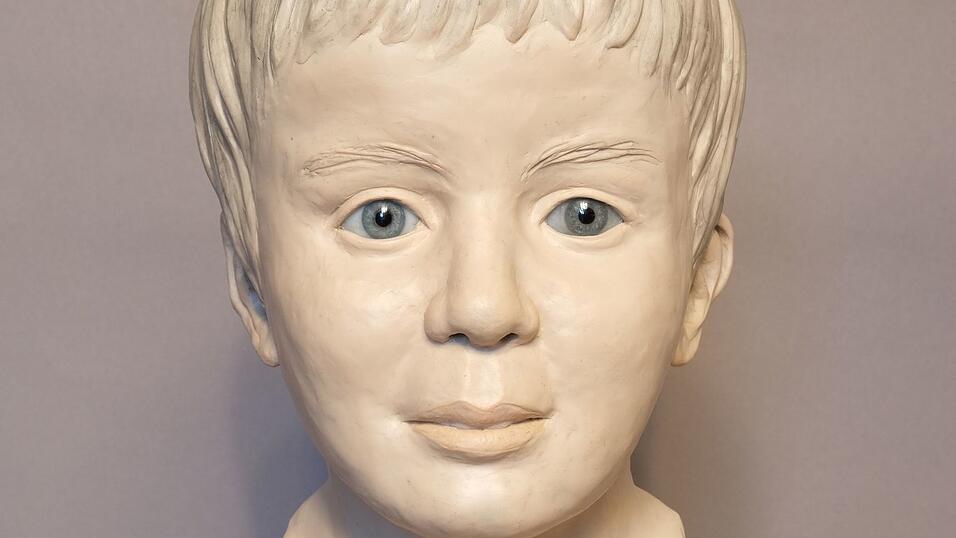 Mit einer Gesichtsrekonstruktion des toten Jungen sucht die Polizei den T&auml;ter. (Archivbild)