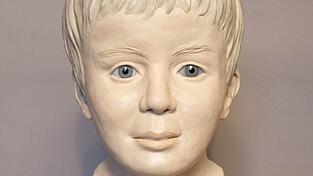 Mit einer Gesichtsrekonstruktion des toten Jungen sucht die Polizei den T&auml;ter. (Archivbild)