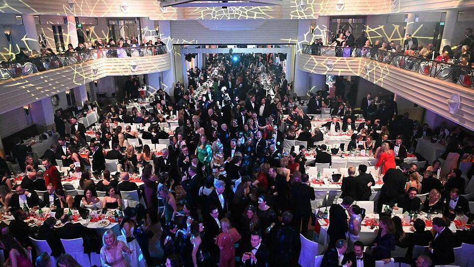 Bei festlichem Essen und Live-Musik feiert die Filmbranche. Bei festlichem Essen und Live-Musik feiert die Filmbranche.