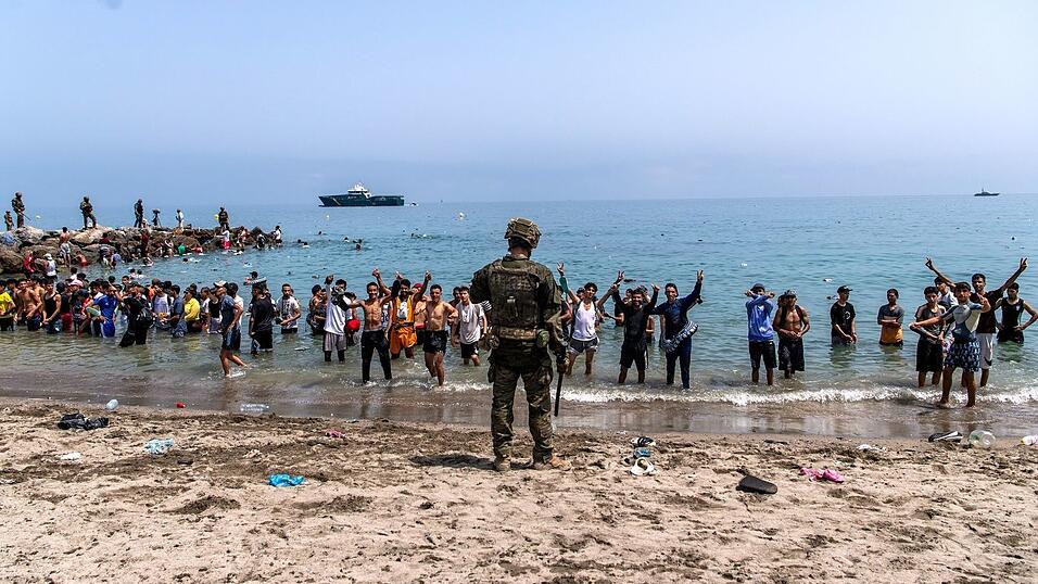 Spanische Soldaten blockierten den Zugang zum Strand.