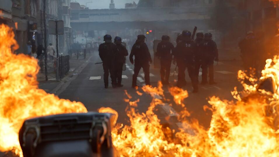 Bei den Schulprotesten in Frankreich sind zahlreiche Menschen festgenommen worden. Bei den Schulprotesten in Frankreich sind zahlreiche Menschen festgenommen worden.