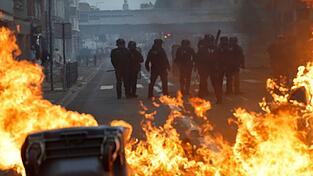 Bei den Schulprotesten in Frankreich sind zahlreiche Menschen festgenommen worden. Bei den Schulprotesten in Frankreich sind zahlreiche Menschen festgenommen worden.