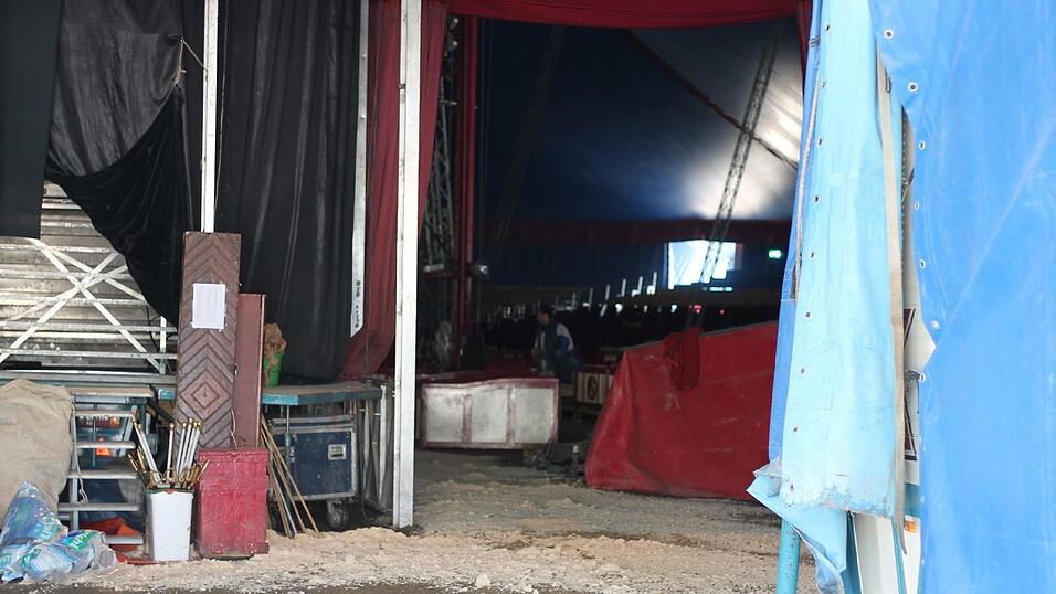 Hinter der Manege befindet sich der Sattelgang, das Backstage des Zirkuszeltes. Hier warten die Artisten auf ihren Auftritt. Hinter der Manege befindet sich der Sattelgang, das Backstage des Zirkuszeltes. Hier warten die Artisten auf ihren Auftritt.
