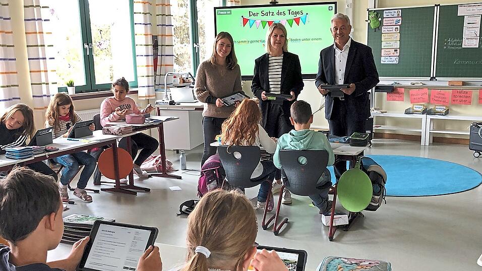Der Umgang mit iPads und Whiteboard ist f&uuml;r die Drittkl&auml;ssler schon selbstverst&auml;ndlich. B&uuml;rgermeister Ludwig Eder (v.r.) kam zu Besuch, um sich &uuml;ber die unterschiedlichen Einsatzgebiete von Schulleiterin Melanie Steininger und Lehrerin Christine Zitzlsperger informieren zu lassen.