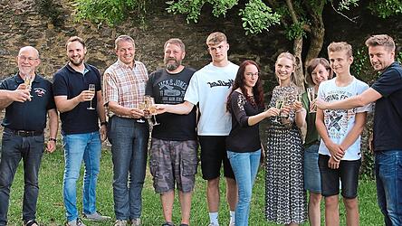 Mit einem Gläschen Sekt stießen die Vorstandschaft des Trenckvereins und Regieassistent Martin Kowalski mit den bei der Vorstellung anwesenden neuen Sprechrollenträgern auf ein gutes Gelingen der Saison 2023 an.