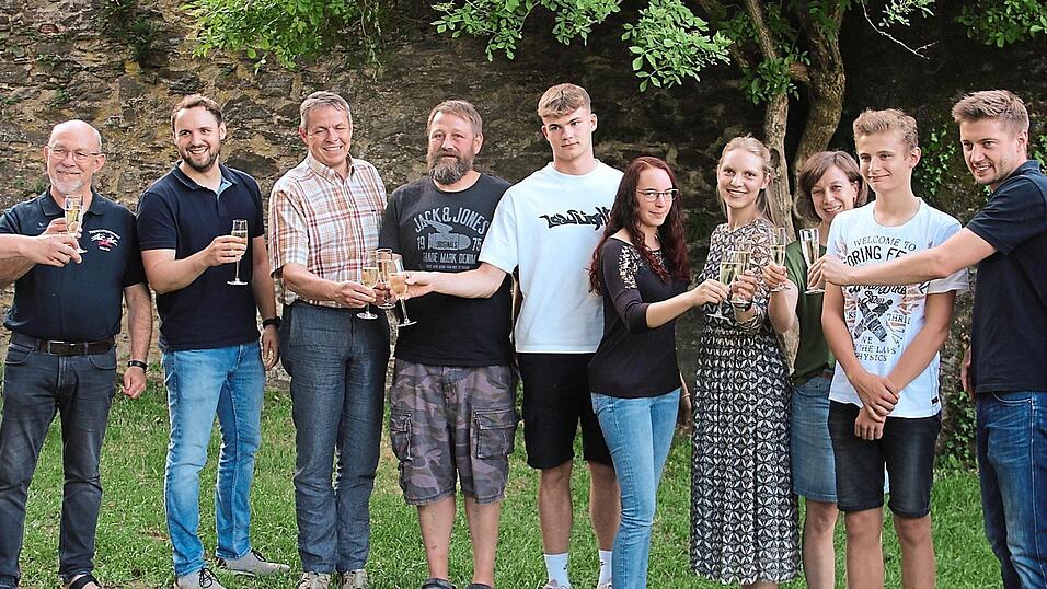 Mit einem Gläschen Sekt stießen die Vorstandschaft des Trenckvereins und Regieassistent Martin Kowalski mit den bei der Vorstellung anwesenden neuen Sprechrollenträgern auf ein gutes Gelingen der Saison 2023 an. Mit einem Gläschen Sekt stießen die Vorstandschaft des Trenckvereins und Regieassistent Martin Kowalski mit den bei der Vorstellung anwesenden neuen Sprechrollenträgern auf ein gutes Gelingen der Saison 2023 an.