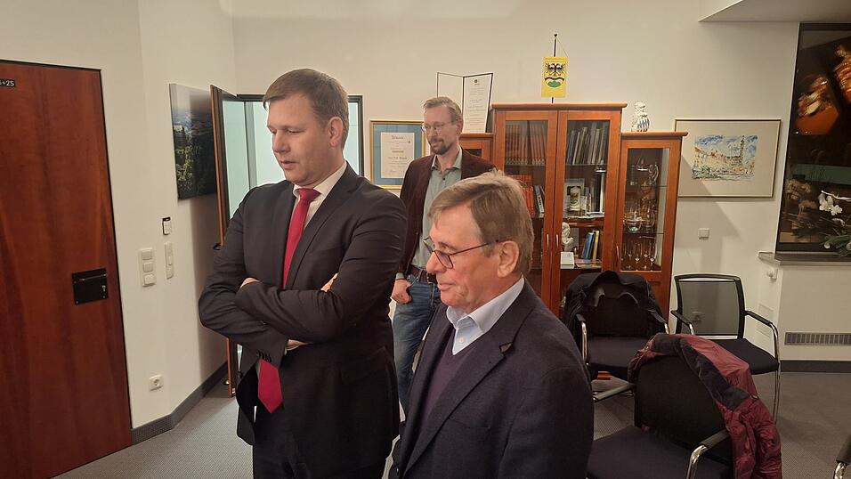 Völlig entsetzt verfolgen der ehemalige Bundestagsabgeordnete Barthl Kalb, CSU-Direktkandidat Thomas Erndl und Grünen-Direktkandidat Sebastian Damm die bayernweiten Hochrechnungen im Landratsamt Deggendorf. Völlig entsetzt verfolgen der ehemalige Bundestagsabgeordnete Barthl Kalb, CSU-Direktkandidat Thomas Erndl und Grünen-Direktkandidat Sebastian Damm die bayernweiten Hochrechnungen im Landratsamt Deggendorf.