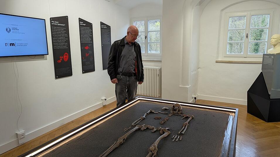 Zwei Essinger auf einem Bild: B&uuml;rgermeister J&ouml;rg Nowy (FCW) und der &bdquo;Mann aus Neuessing&ldquo;. Die originalgetreue Nachbildung wird im Rahmen der Dauerausstellung des Memu Essing jetzt der &Ouml;ffentlichkeit gezeigt.