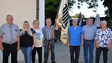 Die Vereinsfahne von 1955 wird empfangen von 2.Bürgermeisterin Petra Grießbaum, Kassier Manfred Pöschl, Vorsitzendem Josef Ludwig, Josef Gratzl, Frauenbeauftragter Annemarie Dünstl, 2.Vorsitzende Silvia Ludwig und Kreisvorsitzendem Heinz Pfleger (von rechts).