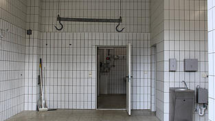 In einer Halle neben dem Rettenbacher Bauhof steht das Schlachthaus der Gemeinde. Darin zu finden ist ein großer Schlachtraum, ... In einer Halle neben dem Rettenbacher Bauhof steht das Schlachthaus der Gemeinde. Darin zu finden ist ein großer Schlachtraum, ...