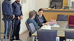 Rechtsanwältin Nathalie Petzendorfer schien selbst nicht ganz glauben zu können, in welcher Welt ihr Mandant lebt. Seine Handfesseln durfte er im Gerichtssaal jedenfalls nicht ablegen.