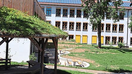Links der neue Anbau an der Grundschule Wiesent. Der Schulverband hat seine Betreuungskapazitäten auf 250 Plätze verdoppelt, wie aus einem Bericht des Landratsamts hervorgeht. Links der neue Anbau an der Grundschule Wiesent. Der Schulverband hat seine Betreuungskapazitäten auf 250 Plätze verdoppelt, wie aus einem Bericht des Landratsamts hervorgeht.