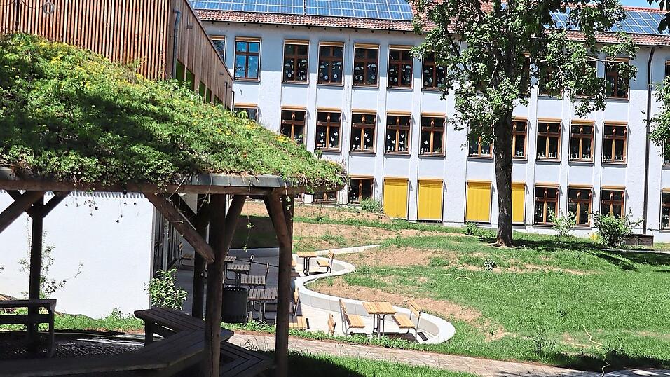 Links der neue Anbau an der Grundschule Wiesent. Der Schulverband hat seine Betreuungskapazitäten auf 250 Plätze verdoppelt, wie aus einem Bericht des Landratsamts hervorgeht. Links der neue Anbau an der Grundschule Wiesent. Der Schulverband hat seine Betreuungskapazitäten auf 250 Plätze verdoppelt, wie aus einem Bericht des Landratsamts hervorgeht.