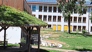 Links der neue Anbau an der Grundschule Wiesent. Der Schulverband hat seine Betreuungskapazit&auml;ten auf 250 Pl&auml;tze verdoppelt, wie aus einem Bericht des Landratsamts hervorgeht.