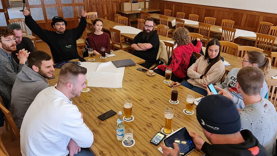 Die Mitglieder des Vereins 'Nachhall' verteilen die Aufgaben, die bei der Planung vom Lumen Open Air anfallen.