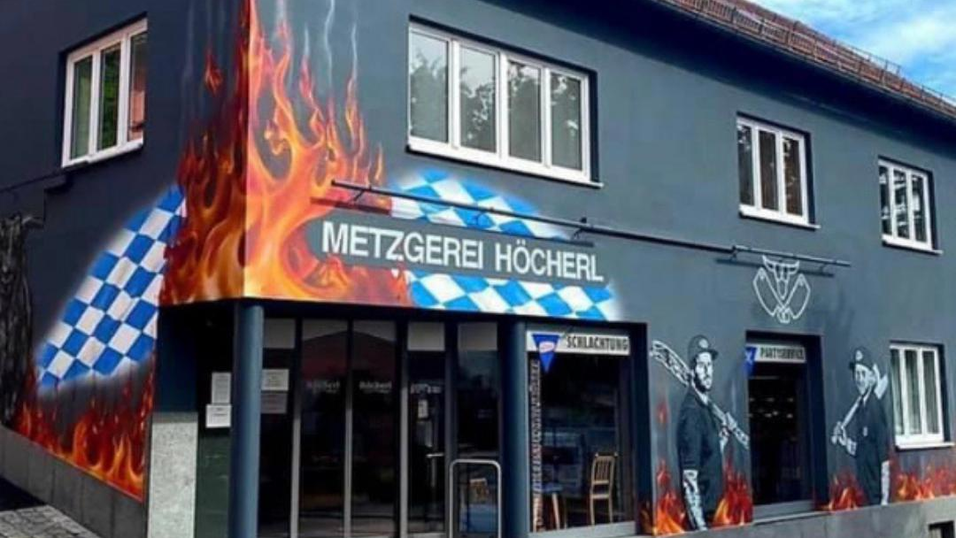 Die Fassade der Metzgerei sticht ins Auge. Die Fassade der Metzgerei sticht ins Auge.