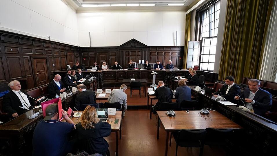 Alle Prozessbeteiligten - Gericht, Staatsanwaltschaft, Verteidiger und Nebenklage - haben das Recht, die Angeklagten zu befragen. (Archivbild)