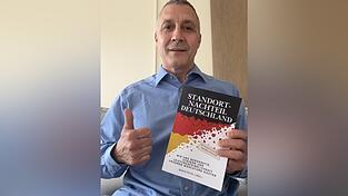 Bernd Fischl mit seinem Buch