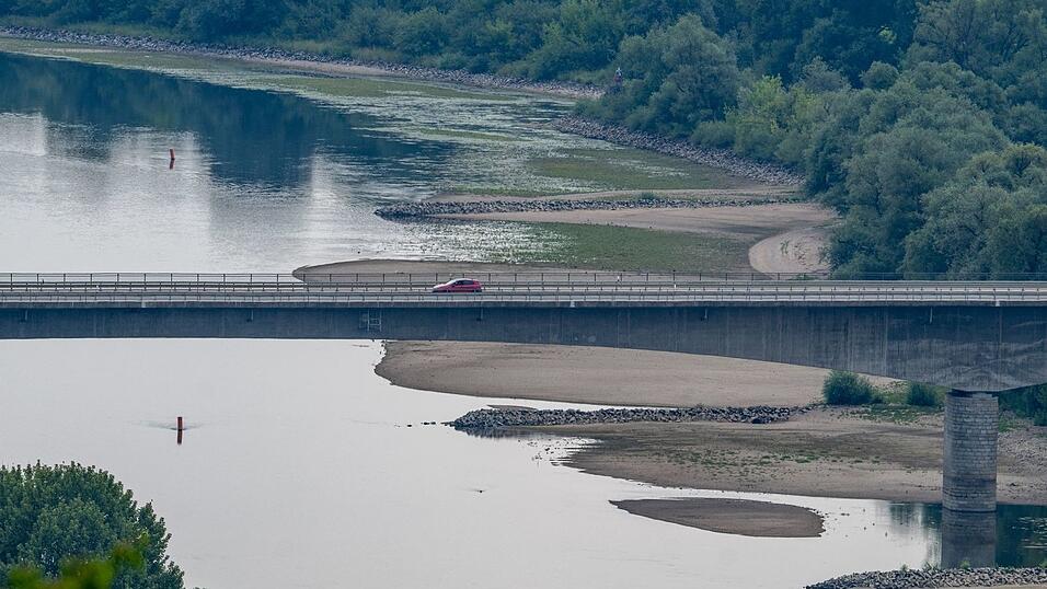 Aufgrund des Niedrigwassers sind an der Donau Sandbänke zu sehen. Aufgrund des Niedrigwassers sind an der Donau Sandbänke zu sehen.