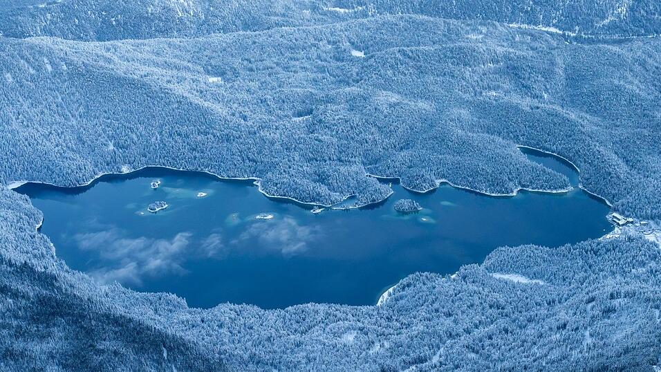 Der Eibsee ist im Winter oft zugefroren. (Symbolbild)