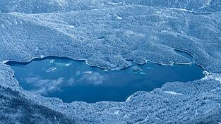 Der Eibsee ist im Winter oft zugefroren. (Symbolbild)